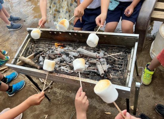 【おやつ】この暑さの中、まさかの焼きマシュマロでした+みんな上手に焼いたね〜+おいしかったね〜+暑かったね〜